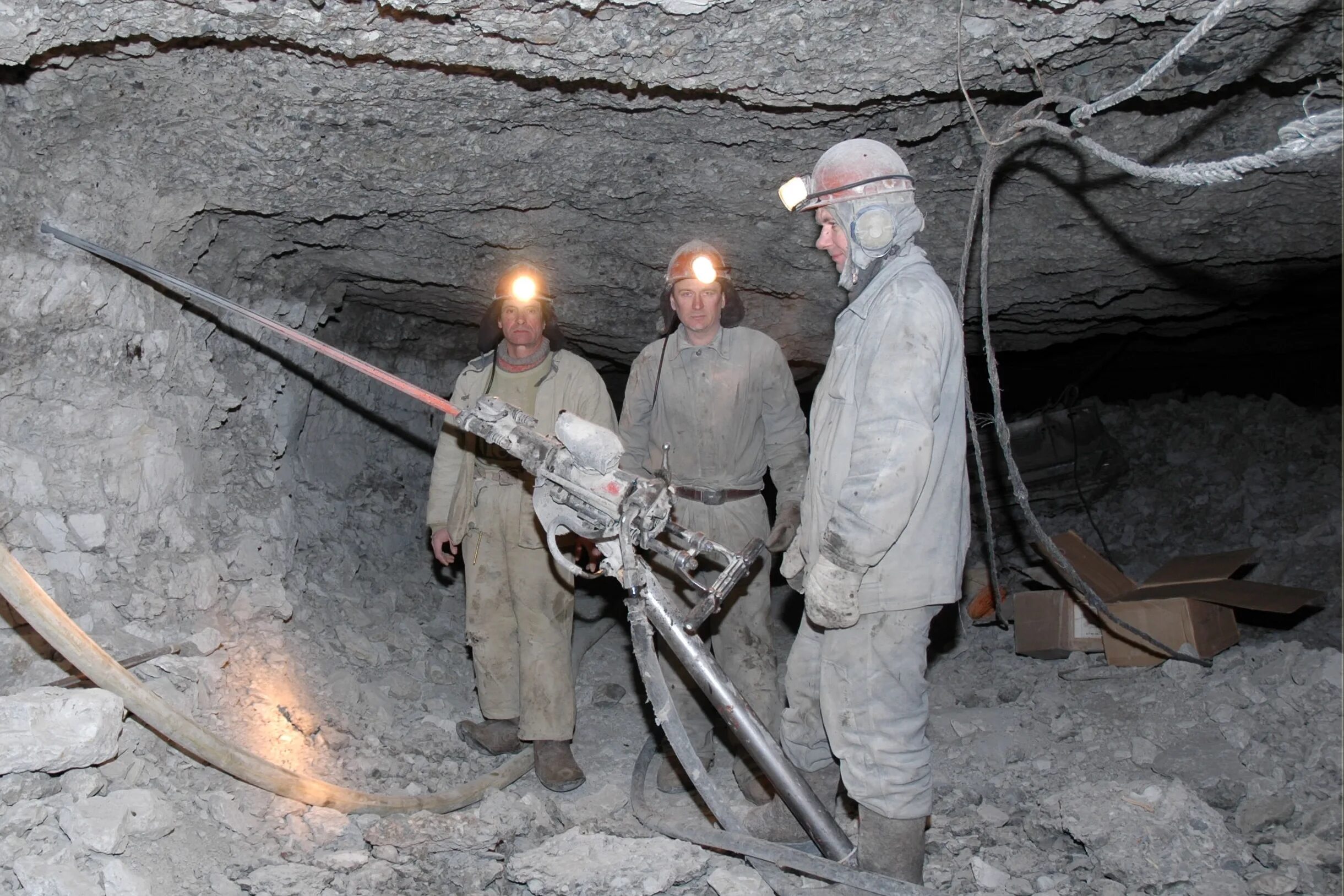 Работа шахта отзывы. Шахты «шахтёрская глубокая». Шахтер копает. Директор шахты костромовская ленинск кузнецкий. Г.