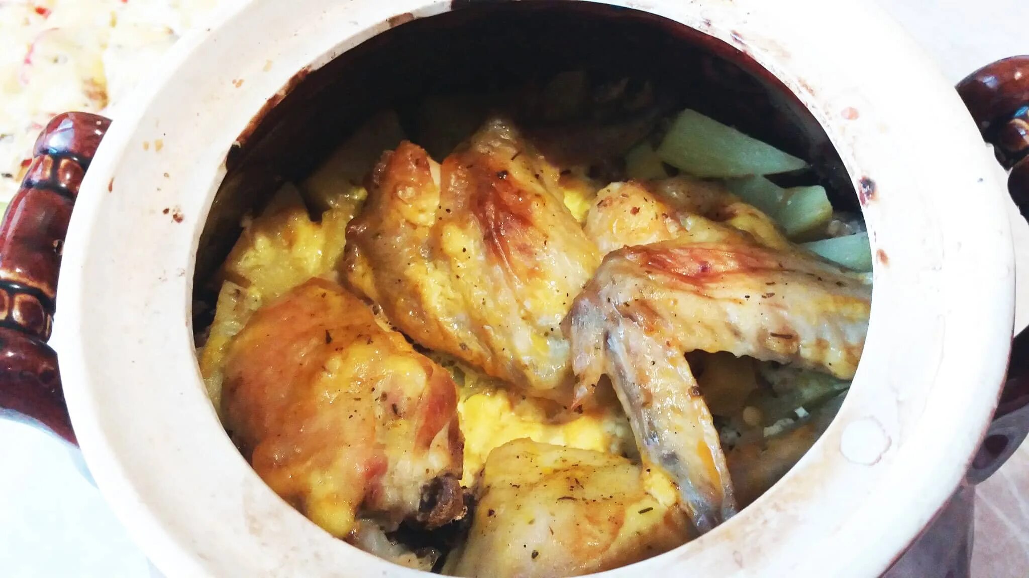 Курица с картошкой в горшочке. Курица в горшочке в духовке с картошкой. Курица в глиняном горшке. Курица запечённая в духовке в горшочке.