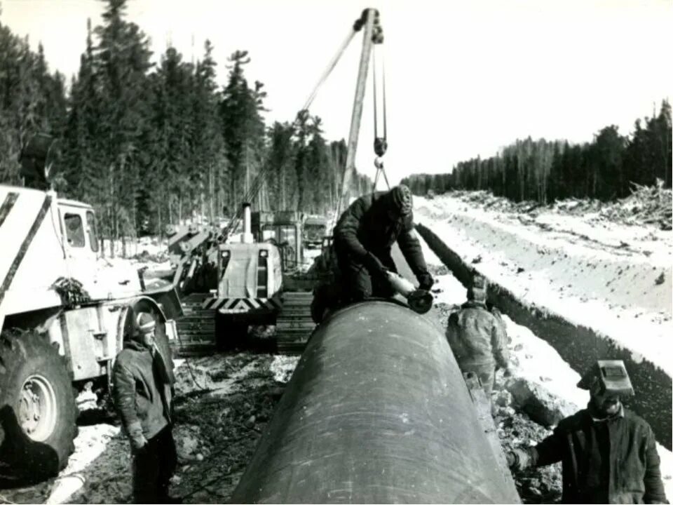 Какой нефтепровод был построен в 1960 е. Добыча нефти в СССР. Нефтяная промышленность СССР история. Послевоенный период нефть. Добыча ресурсов в СССР.