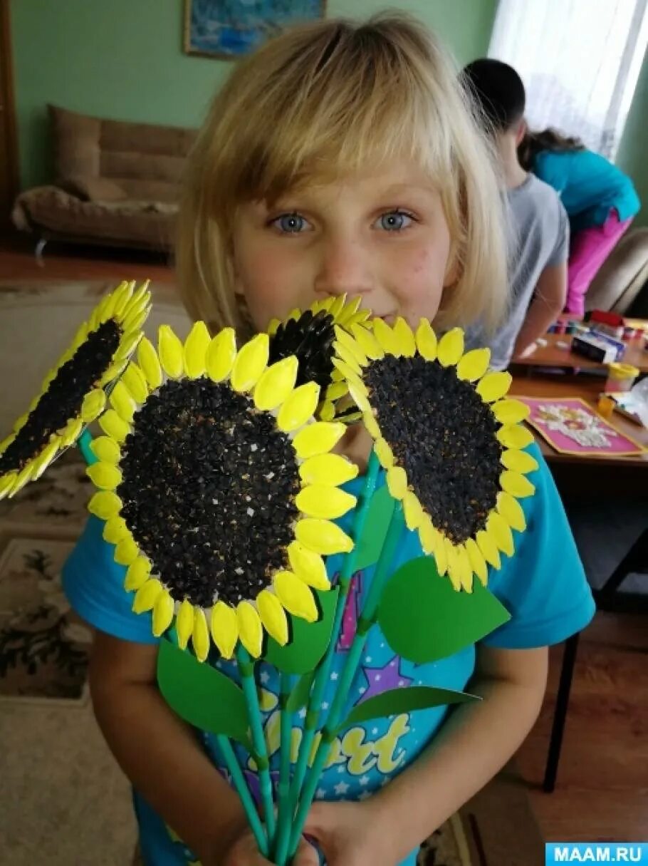 Подсолнухи из семян тыквы. Поделка подсолнух. Аппликация подсолнух. Поделка из семечек подсолнуха. Подсолнух из пластилина для детей.