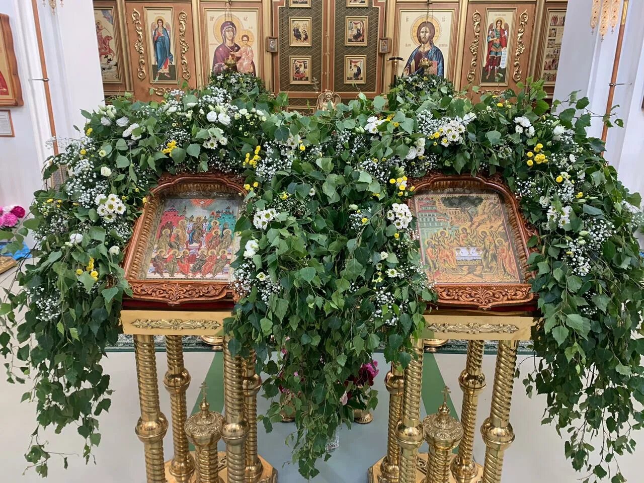Троица украшение храма. Церковная флористика на троицу. Дивеево флористика храмовая покров. Праздник троицы украшение храма святой. Троица украшение храма.