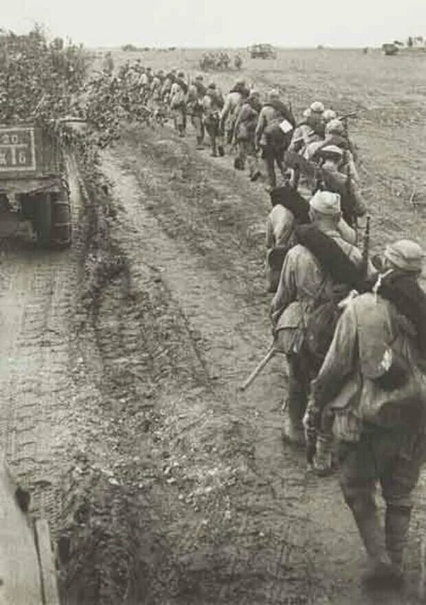 Отступление красной армии в 1941 году. Отступление советских войск. Сталинград 1942-1943. Лето 1942 сталинграда битва. Советская пехота второй мировой войны.