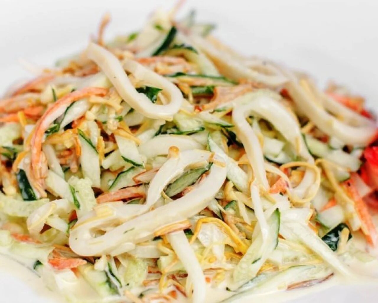 Кальмар капуста рецепт. Салат с кальмарами. Салат из кальмаров с овощами. Салат с кальмарами и свежими овощами. Салат с кальмарами и пекинской капустой.