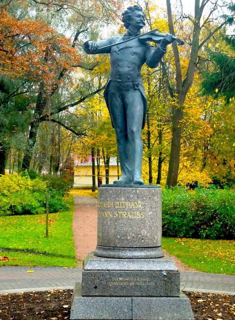 Звучащий памятник. Памятник Штраусу в Павловске. Памятник композитору Иоганну Штраусу Павловск. Памятник Иоганну Штраусу в Павловске. Памятник Иоганну Штраусу в России.