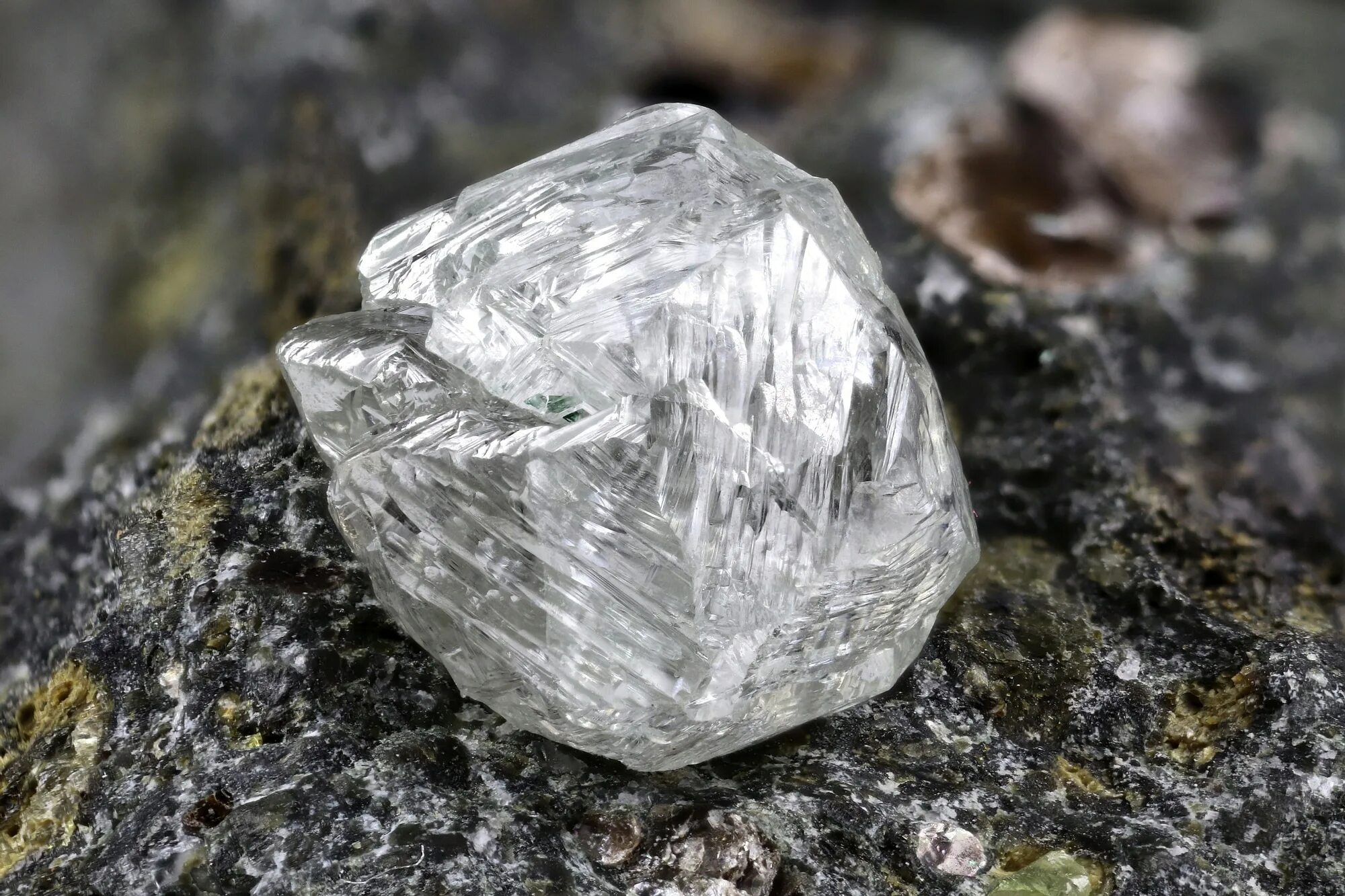 Алмазы какое ископаемое. Минерал самородок Алмаз. Алмаз неограненный камень. Raw Diamond. Алмаз минерал необработанный.