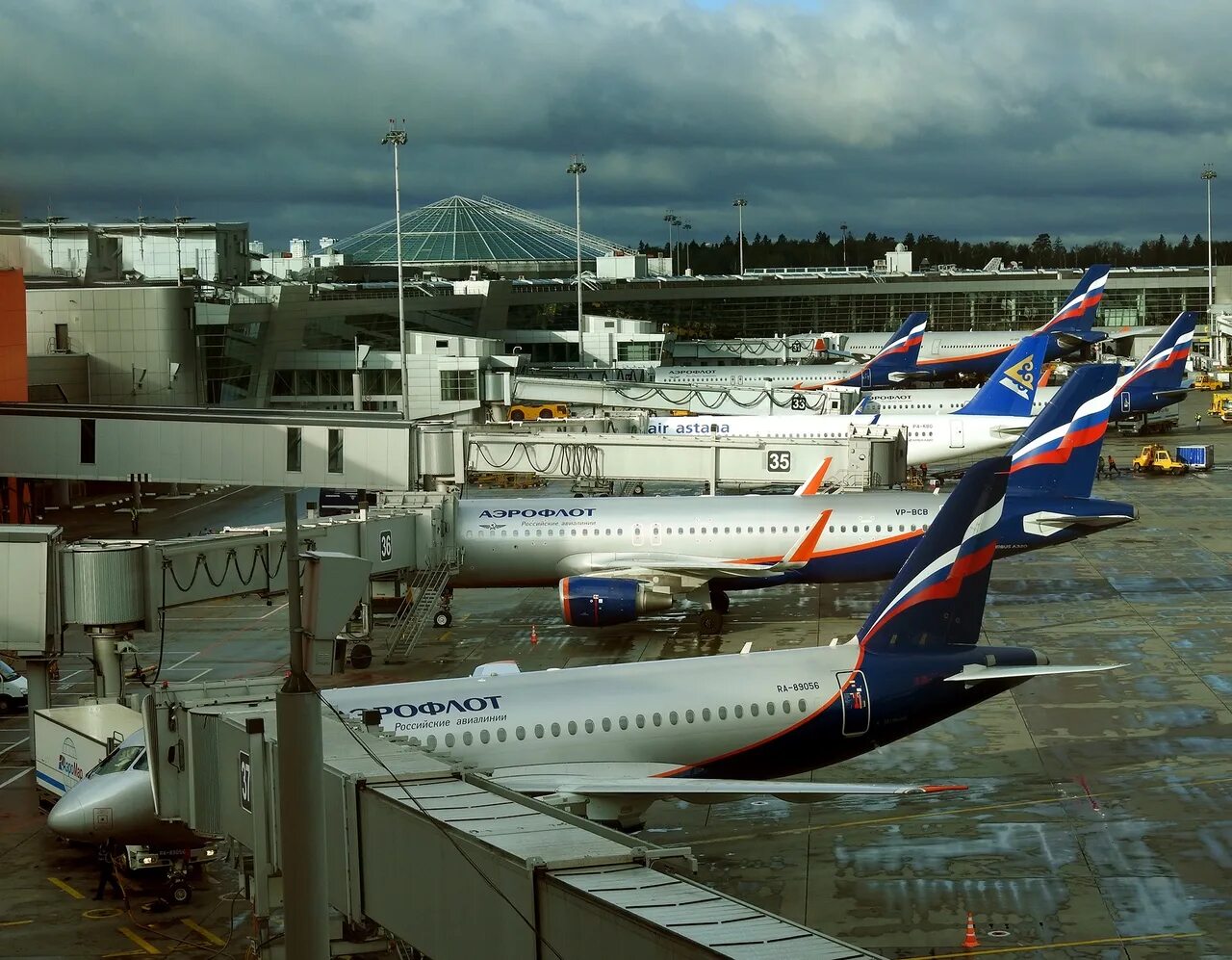 Боинг 777 в шереметьево. Аэропорт шереметьево воронеж. Ночной споттинг в шереметьево. Челябинск аэропорт ночной. Аэропорт шереметьево воронеж.