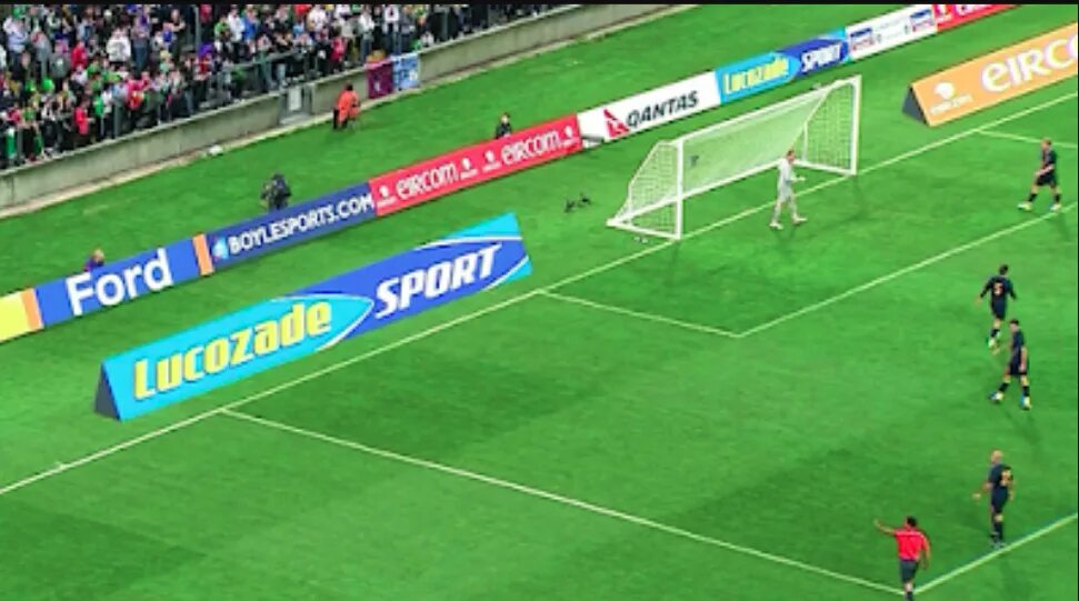 Реклама на поле. Реклама на футбольном стадионе. Реклама на поле. Футбольный баннер на стадионе. Круги на песке.