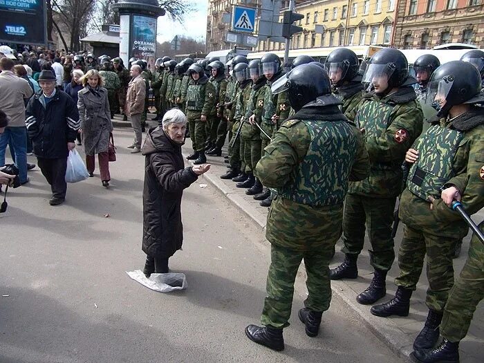 Зеленый слоник охранник. Приколы про либерастов. Марш несогласных 2008. Марш несогласных в москве. Либерал.