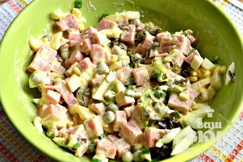 Вкусный салат с яйцом и колбасой