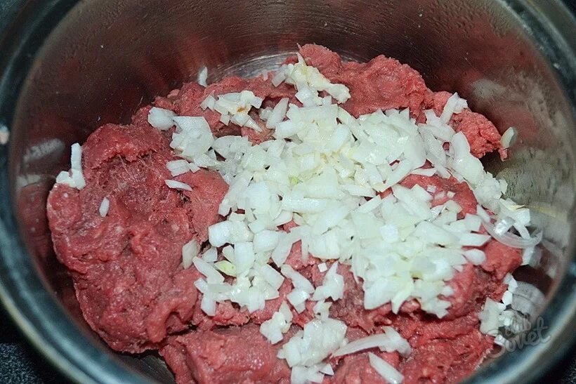 Как приготовить фарш для котлет. Фарш с луком. фарш с мясом и луком. фарш из мяса с луком. фарш мясной с луком.