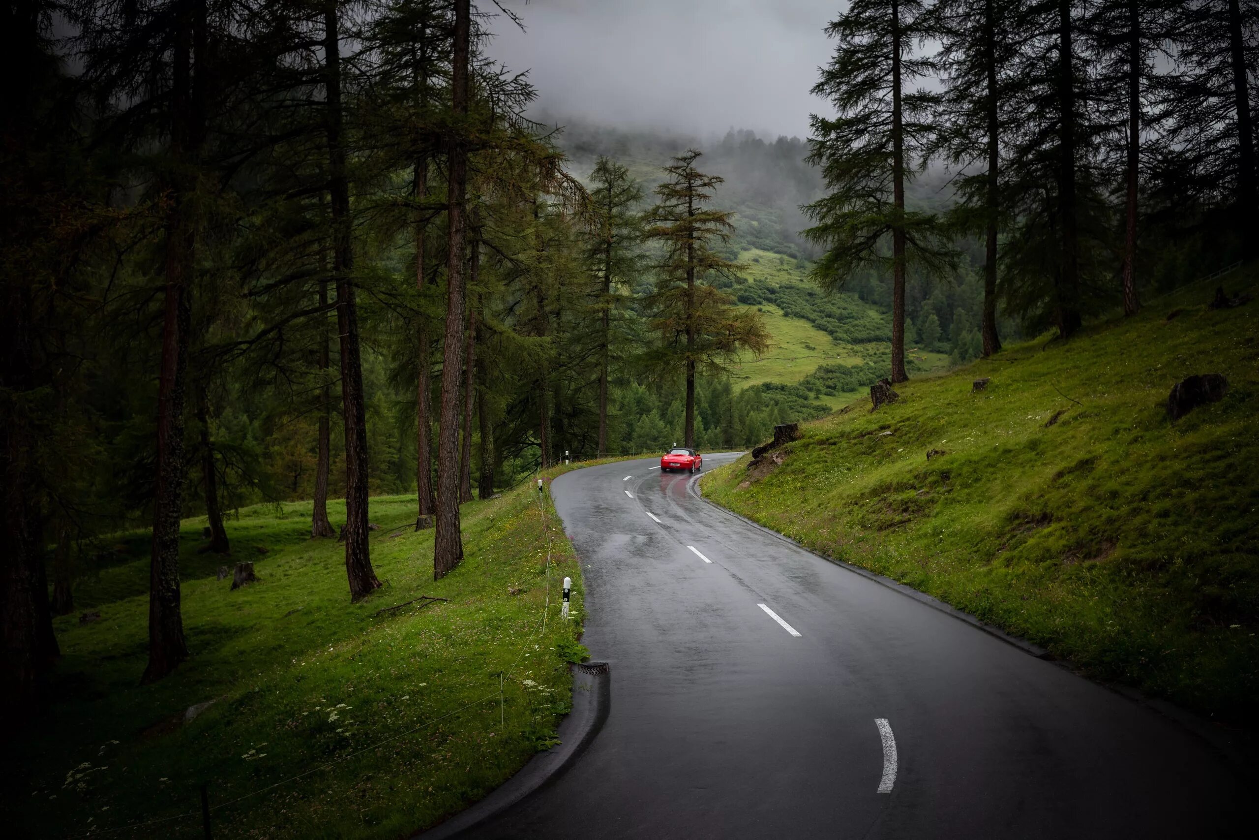 Вдали от дороги. Горы дорога лес Швейцарии. Дорога в лесу. Дорога в гору. Природа с дорогой.