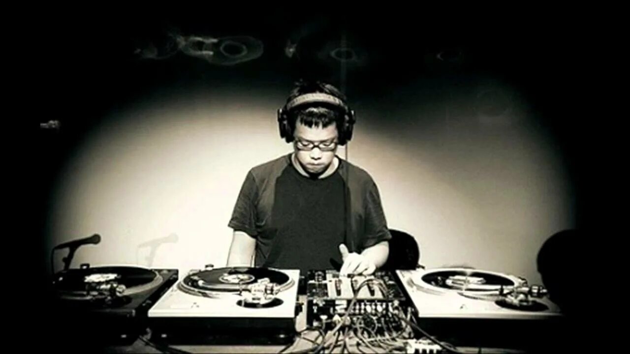 DJ Shadow. DJ Shadow в студии. DJ Shadow Mix. DJ Shadow в комнате забитой пластинками.