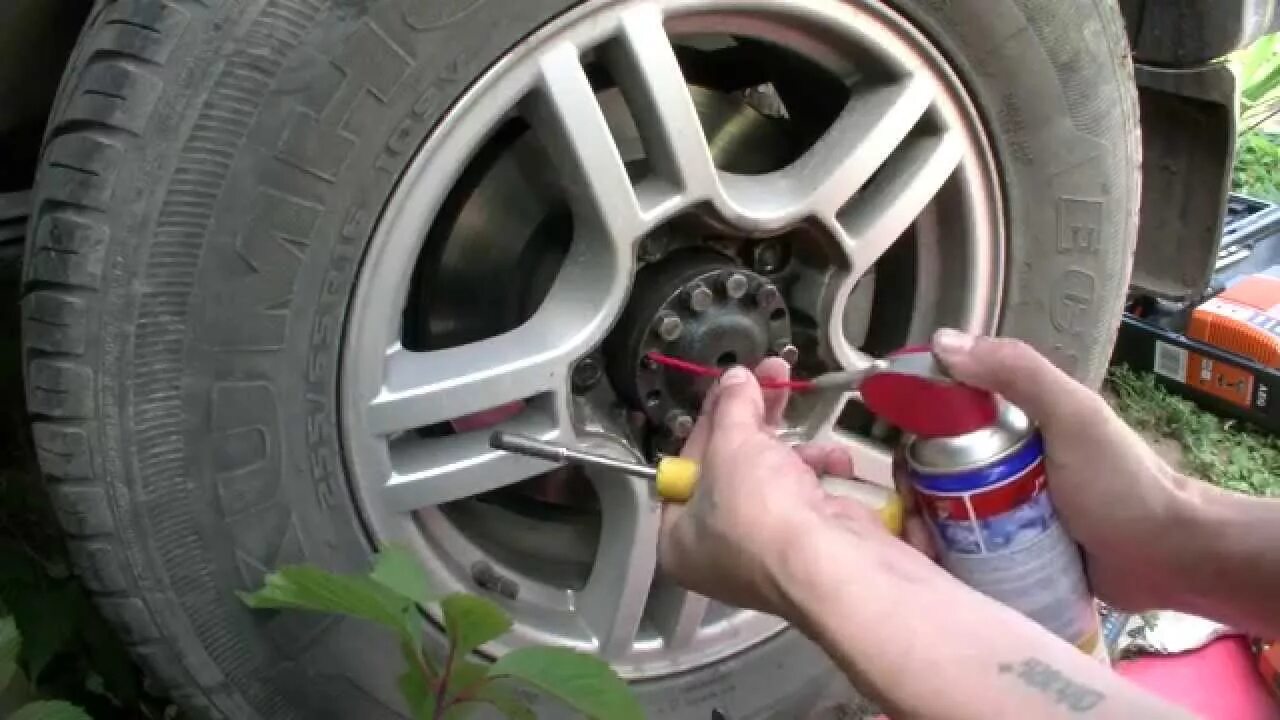 В какую сторону откручивать