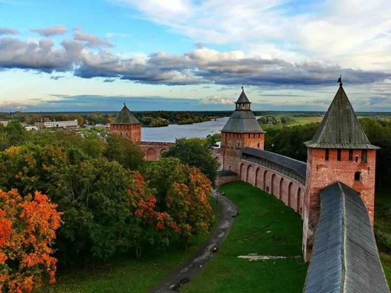 Новгородский Детинец Великий Новгород. Новгородский Кремль Великий Новгород. Великий Новгород Детинец Кремль. Великий Новгород Новгородский музей-заповедник. Осень сайт великого новгорода