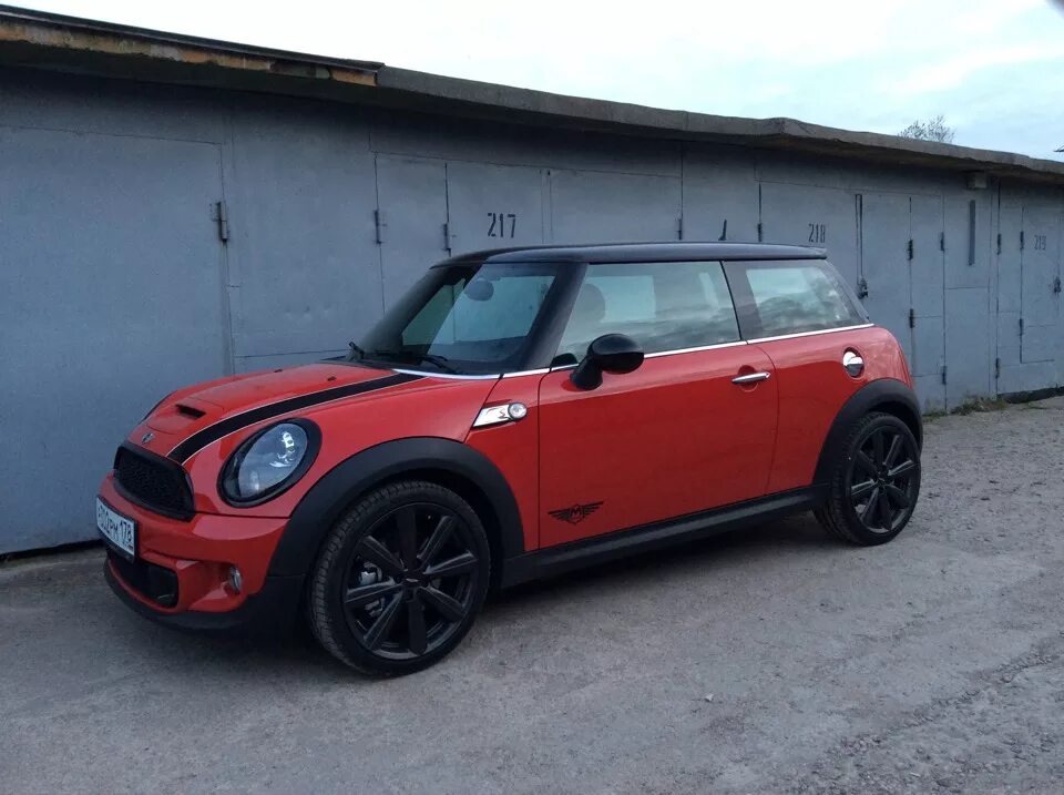 Мини Купер r18. Диски Mini Cooper r16. Колеса мини Купер r56 JCW r18. Колеса мини Купер JCW r18.