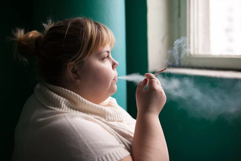 Fat smoking. Толстый мужчина с сигарой. Толстый мужик с сигарой. Девушка полная с алкоголем. Толстый человек курит.