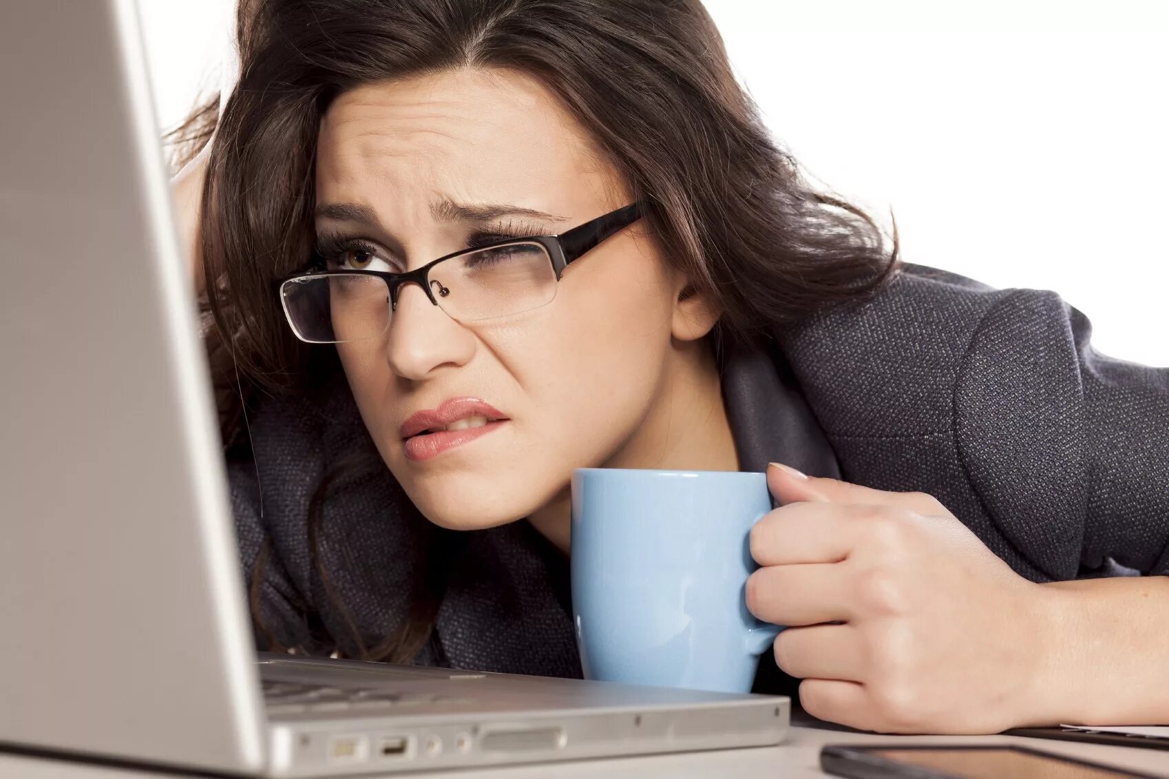 Женщина перед компьютером. Ухудшение зрения. Женщина работает. Человек перед компьютером. Снова забыла очки