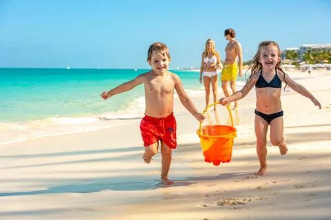 Children go to the beach
