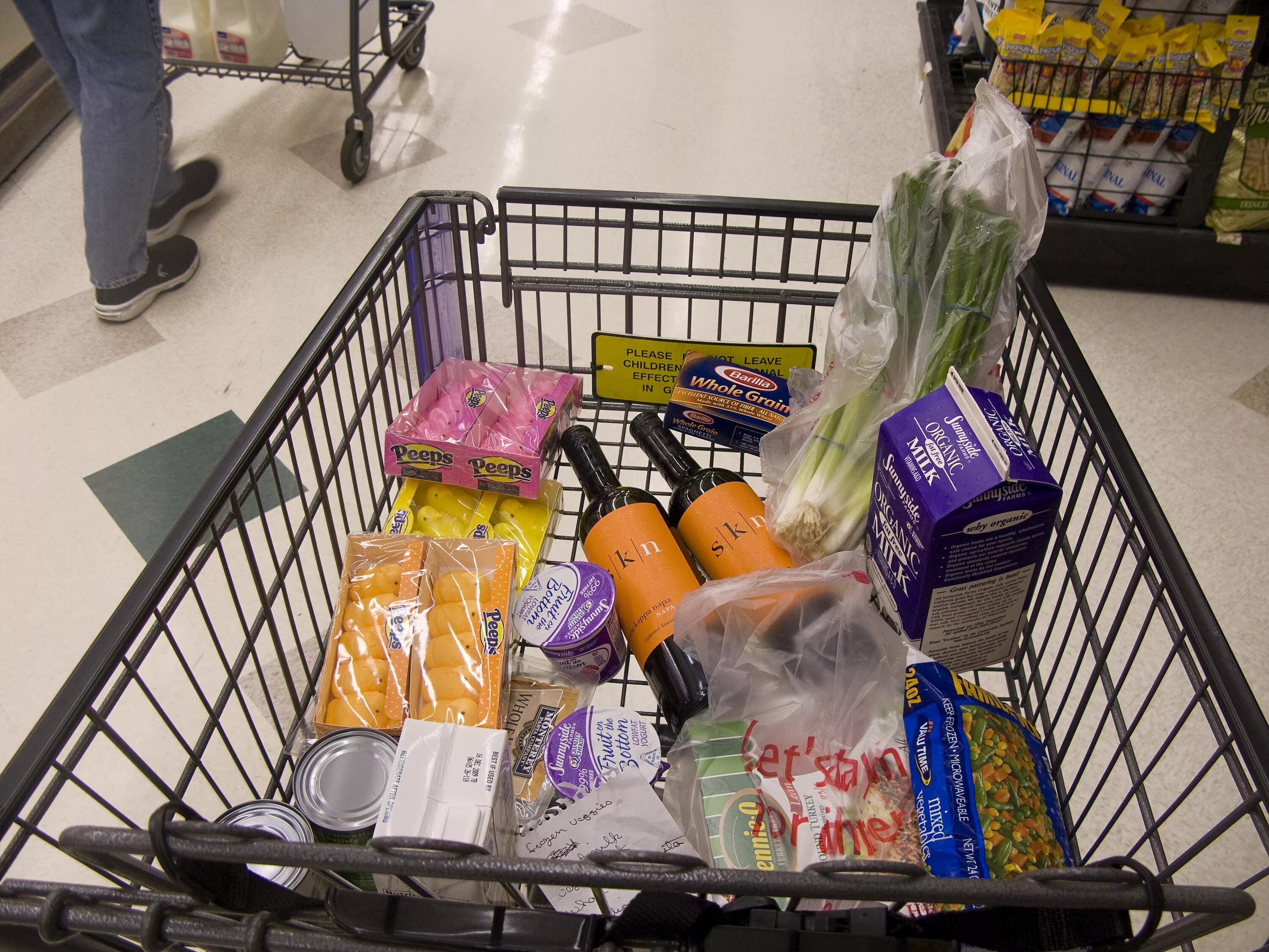 Тележка с продуктами. Корзина с продуктами. Магазины продуктов корзина. Тележка с продуктами. Магазины продуктов корзина.