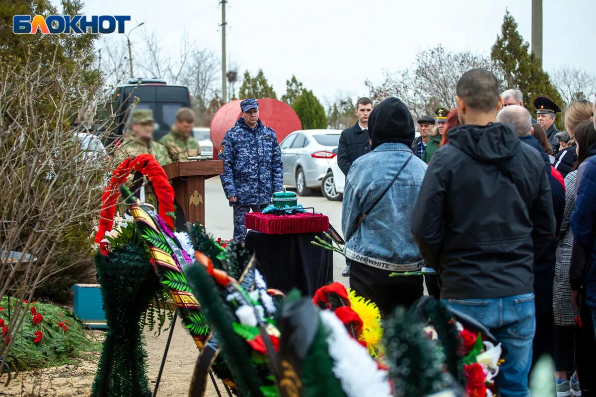 В Волжском простились с Владиславом Шабуниным, погибшим в Хо. В Белгороде простились с погибшим. Прощание с сахаровым