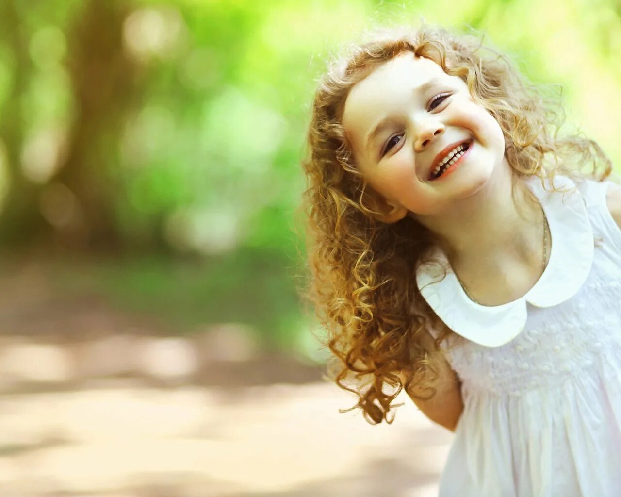 Маленькая девочка громко смеется потому что ей. Дети радость. Девочки малолетки сильно смеются. Маленькая девочка громко смеется потому что ей. Маленькая девочка громко смеется потому что ей.