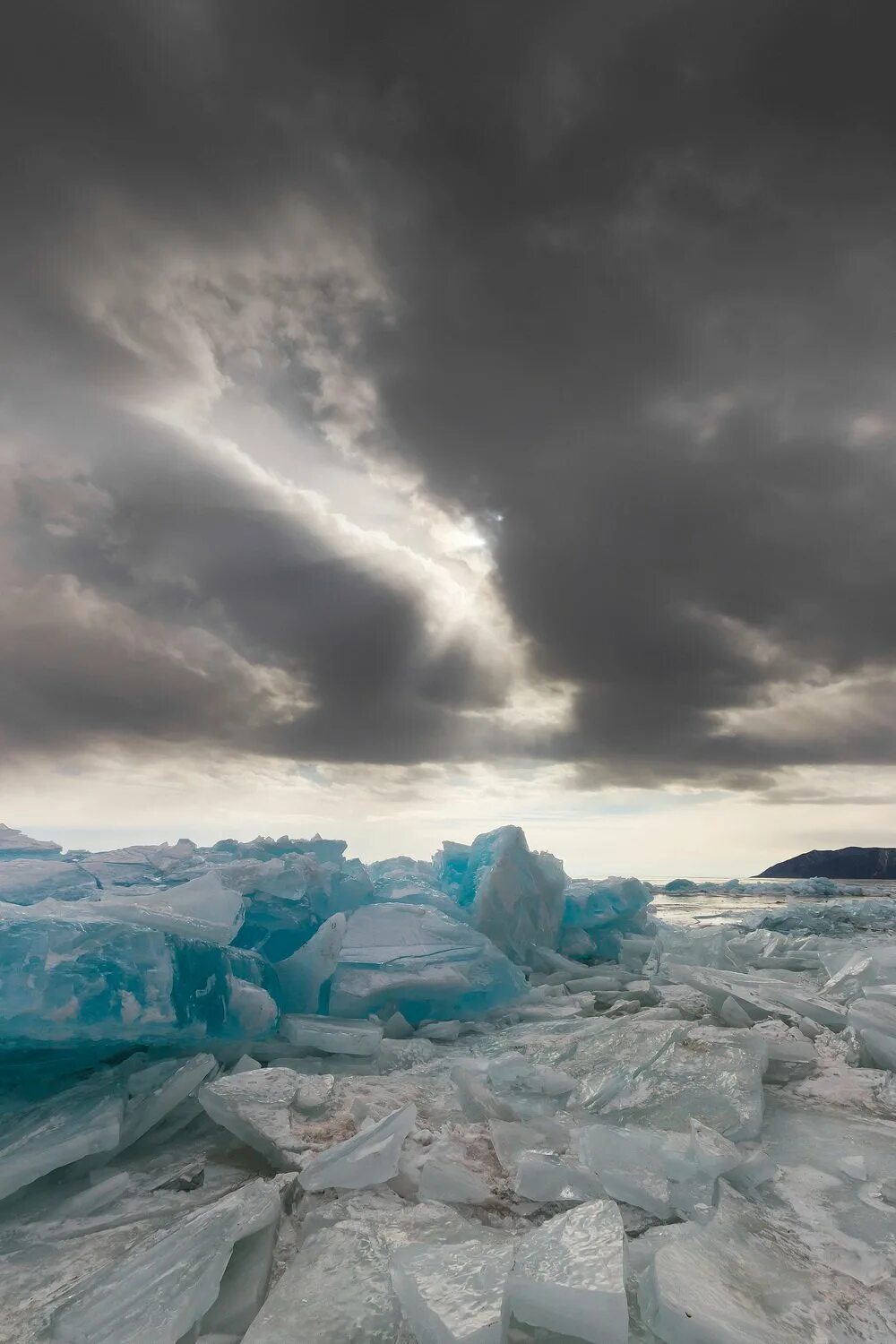 Ледяной шторм 2024. Ледяной шторм на Байкале. Ледовый шторм Байкал. Ледяной ураган. Торосы и айсберги.