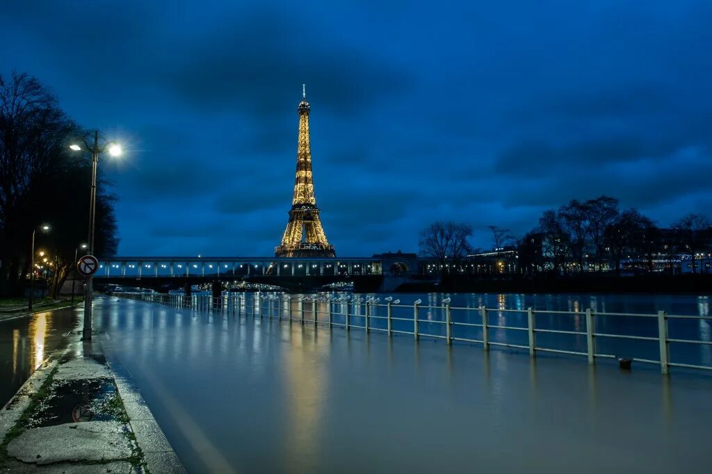 Эйфелева башня горит 2025. Эйфелева башня в воде. париж сена 2025. париж сена лунная дорожка. дома на воде в париже.