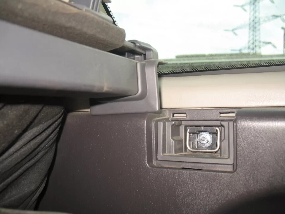 Фиксатор шторки багажника ix35. Упор шторки багажника ford mondeo 3 универсал. Крепление шторки багажника уаз патриот. Шторка багажника уаз патриот. Крепеж шторки багажника мл 164.