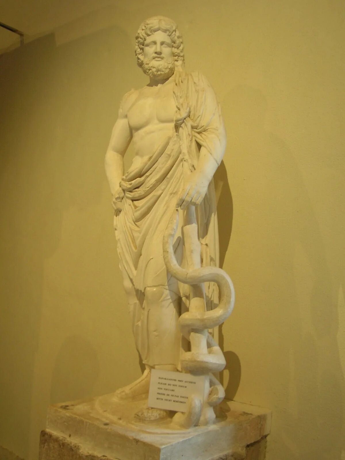 Эскулап бог врачевания. Асклепий древнегреческий бог врачевания. Асклепий бог врачебного искусства. Бог медицины в древнем египте. Асклепий эскулап бог врачевания.