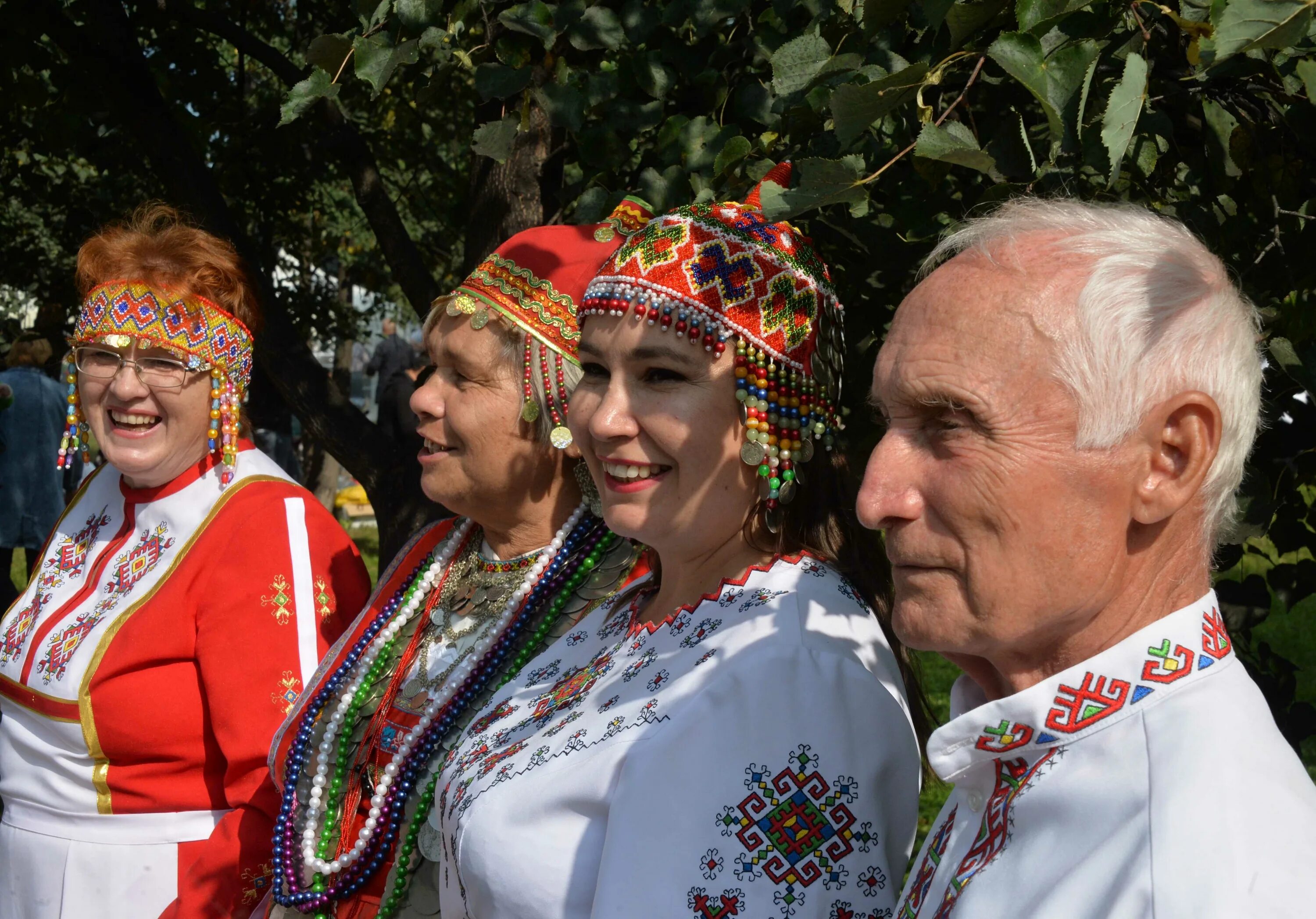 Где проживают народы урала. Народы Урала. Народы среднего Урала. Нации на Урале. Население среднего Урала.