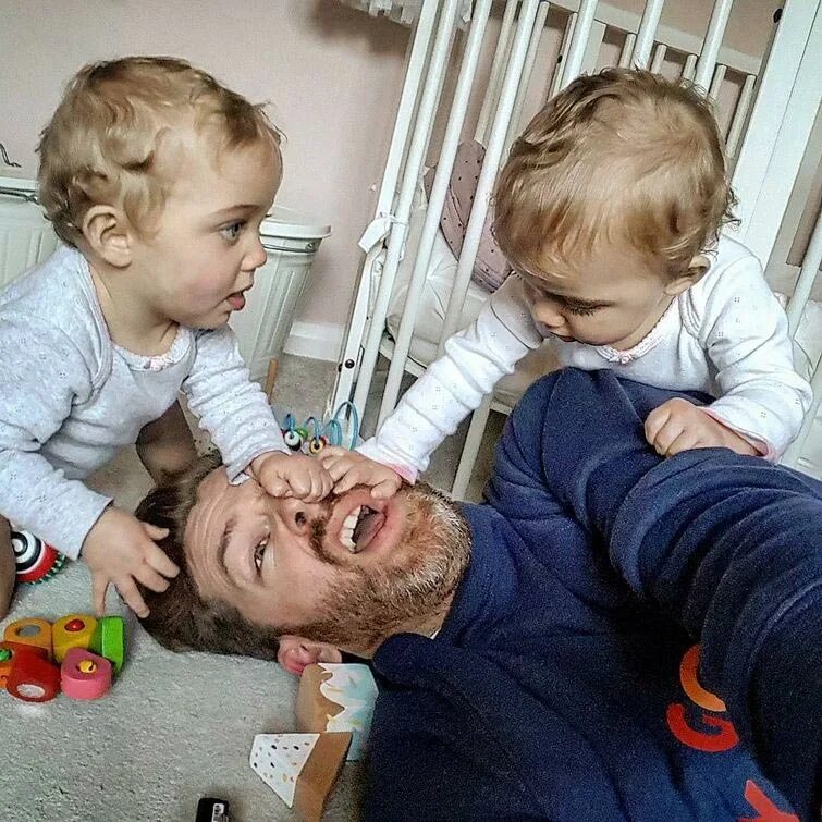 Дети замучила. Многодетный папа. Дети замучила. Школьники за партой. Мамы смешные.