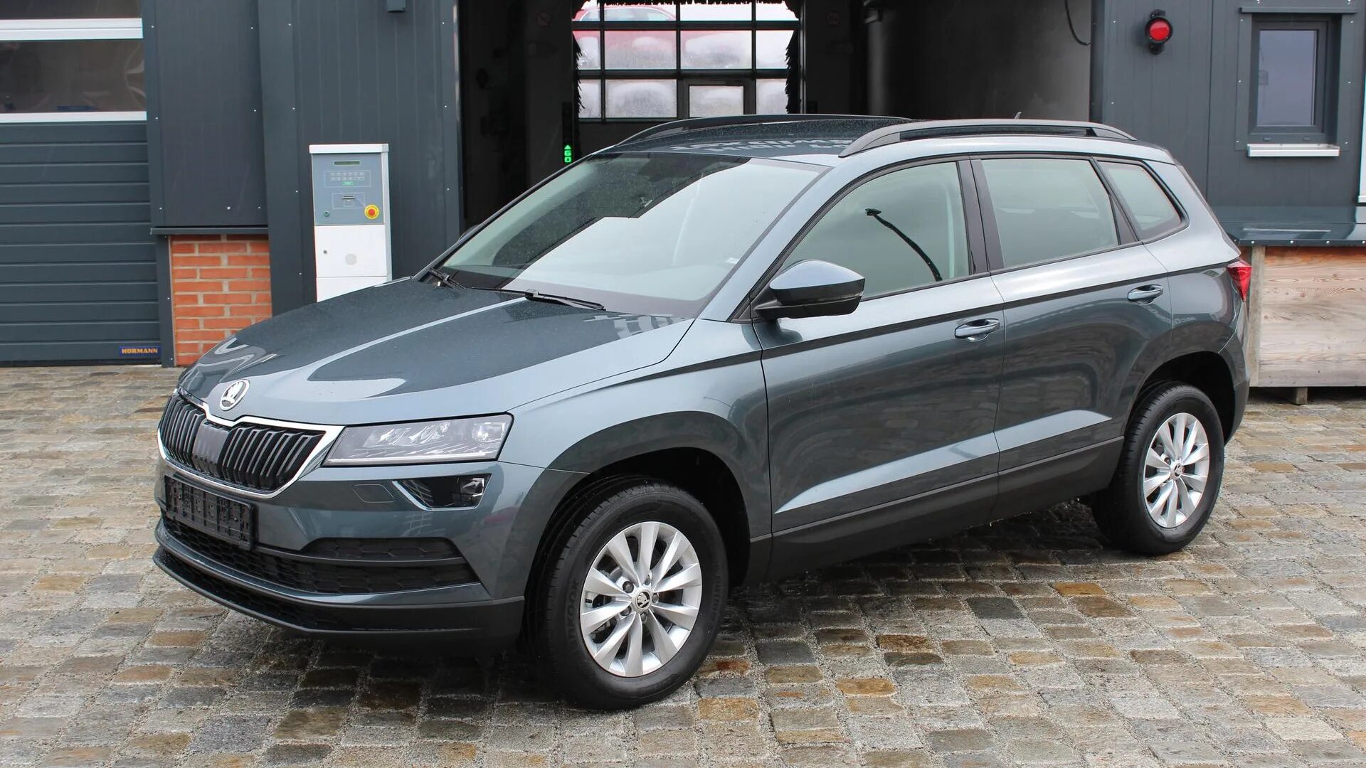 Karoq. Skoda karoq 2025. шкода карок серая. шкода карок 2025 серый. 1. skoda karoq.