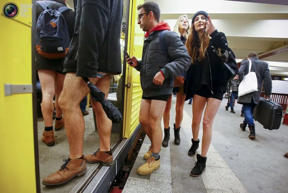 Песня без штанов. Флэшмоб в метро без штанов в москве. no pants subway ride москва. в метро без штанов 2016 москва. no pants subway ride москва метро.