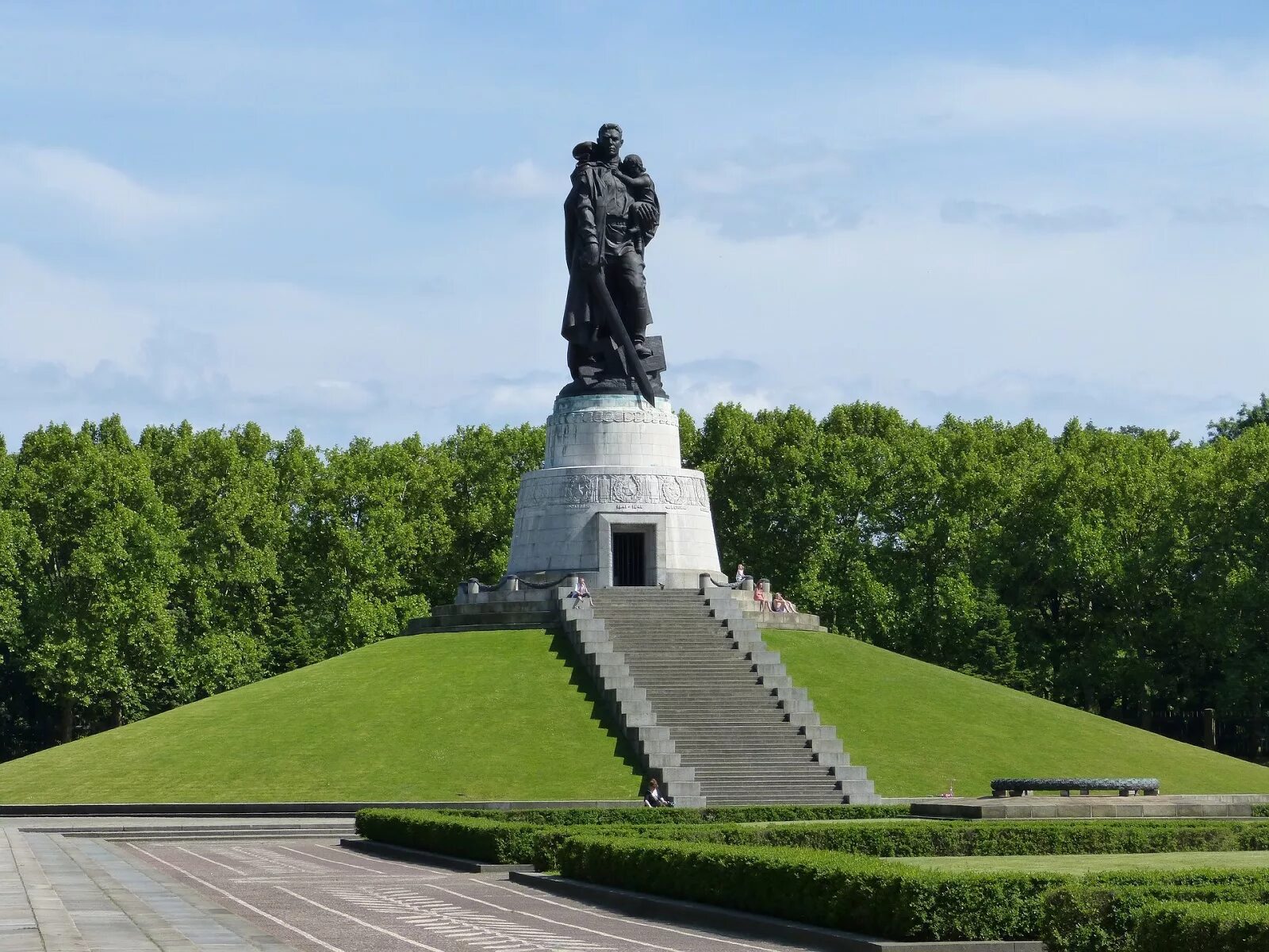 Монумент русскому солдату. Воин-освободитель Трептов-парк Берлин. Берлин Трептов парк памятник воину. Мемориал воину освободителю в Берлине в Трептов-парке. Памятник воину-освободителю в Берлине в Трептов-парке.