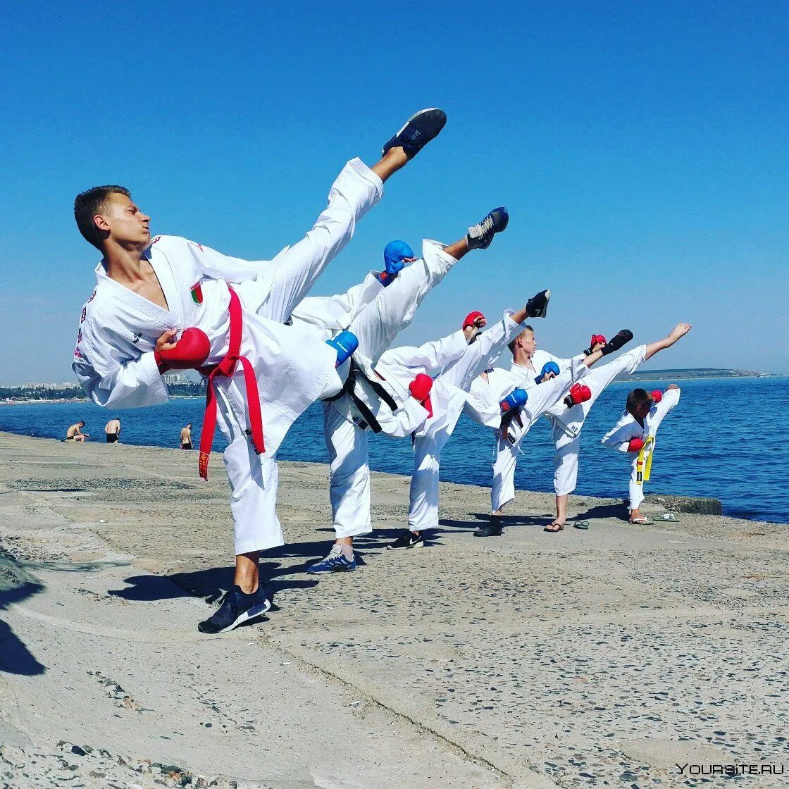 Тренировка каратистов. Тренировка карате. Московский центр боевых искусств чертаново. Упражнения карате. Комплекс упражнений на растяжку.