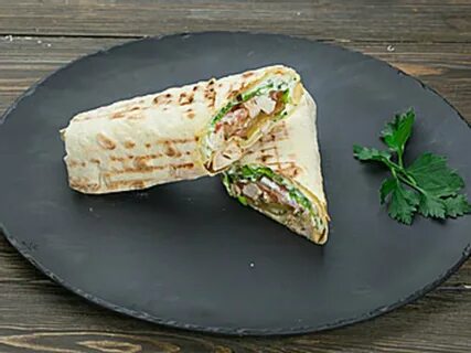 Шаурма с курицей и огурцами