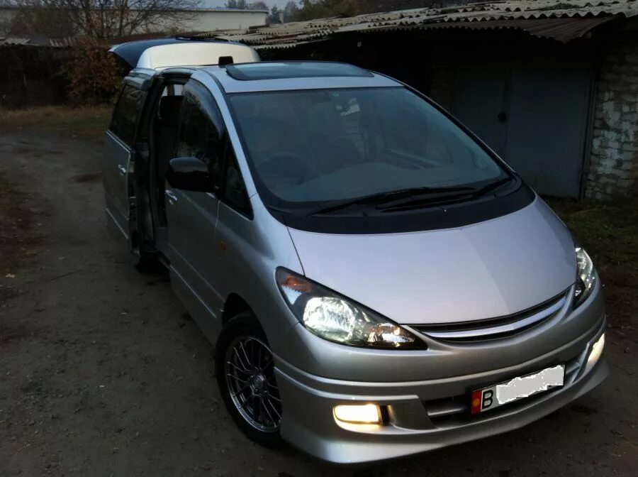 Тойота Эстима 2002. Toyota Estima 2002 Tuning. Тойота Эстима 2002 года выпуска. Золотистая Тойота Эстима 2002.