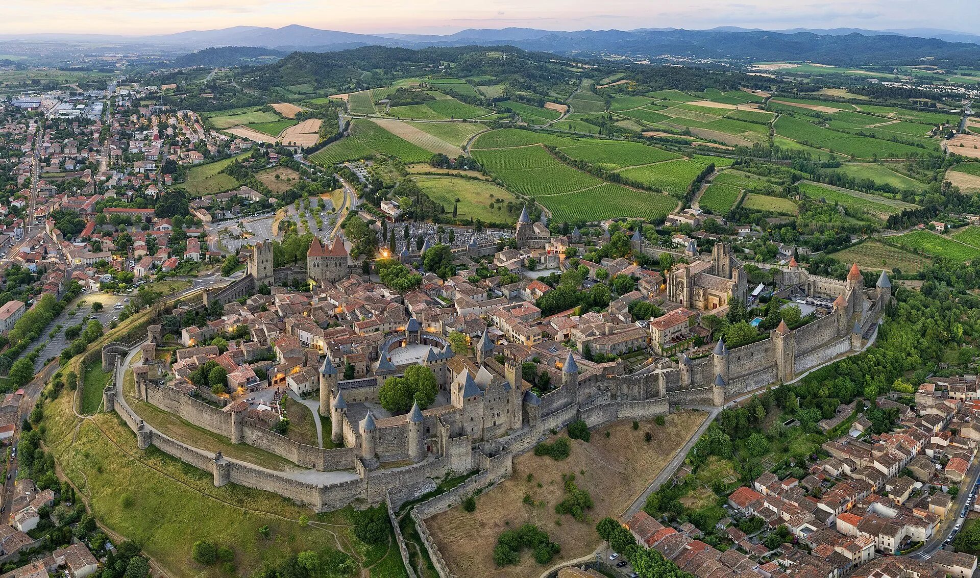 French cities. Крепость Каркассон во Франции. Каркасонская крепость Франция город. Каркассон замок Франция. Каркассон город крепость.