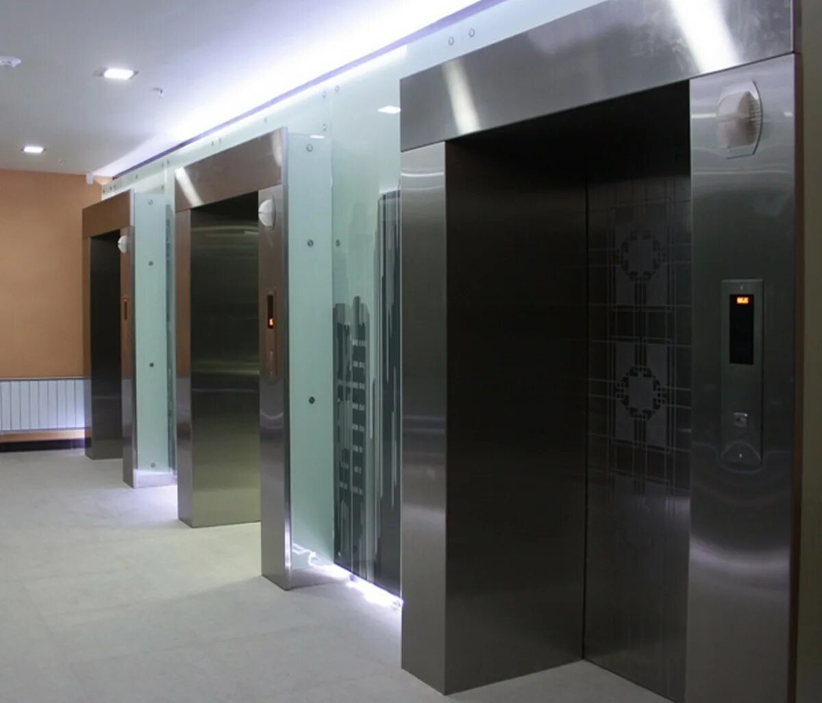 Двери в лифтовой холл. Облицовка лифтовой Шахты нержавеющей сталью. Обрамление Шахты лифта нержавеющей сталью. Лифт Otis двери Шахты. Лифты Отис Холл.