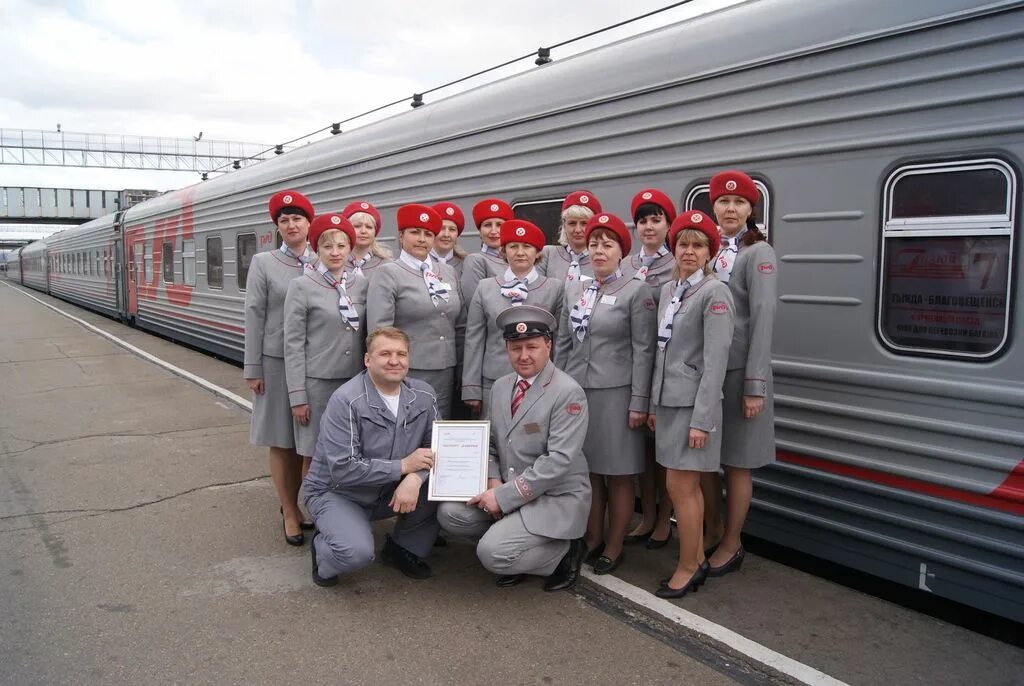 Пассажирский вагонный участок. Проводники фирменного поезда Гилюй. Форма ФПК РЖД. Фирменный поезд Гилюй. Форма проводницы пассажирского вагона РЖД.