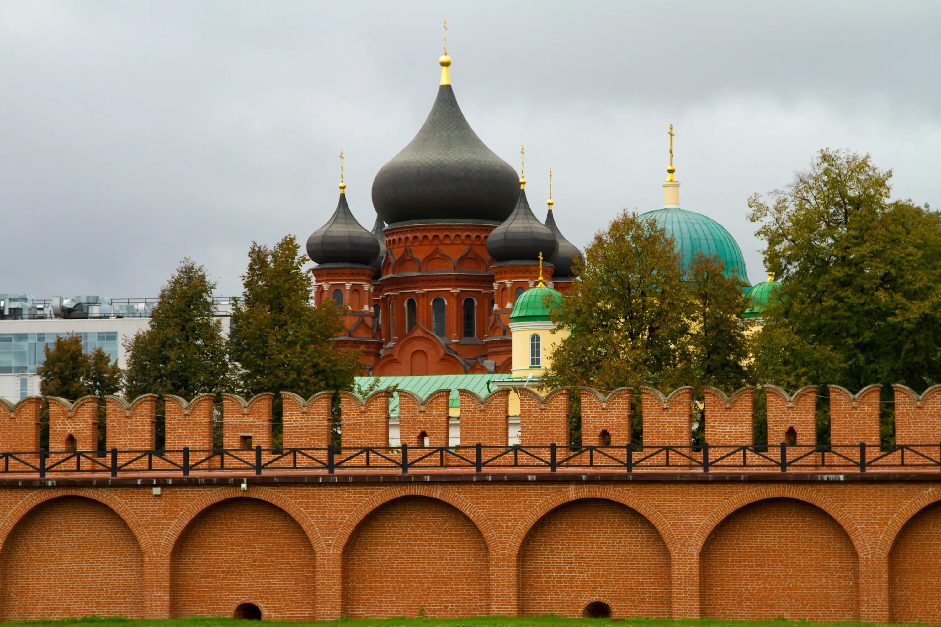 Стены кремля экскурсия. Тула Кремлевская стена. Тульский Кремль ласточкин хвост. Тульский Кремль экскурсии. Стена тульского Кремля.