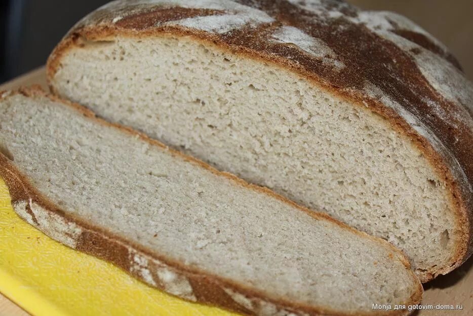 Рецепт хлеба на живых дрожжах в духовке. Дрожжевой деревенский хлеб. Ржаной хлеб на дрожжах. Ржаной хлеб на сковороде. Хлеб на сковороде с дрожжами на молоке.