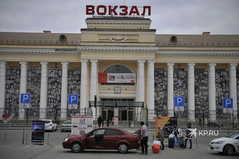 Сколько вокзалов в екатеринбурге. Северный ЖД вокзал Екатеринбург. Южный вокзал ЕКБ. Бжновокзал Екатеринбург. Южный ЖД вокзал Екатеринбург.