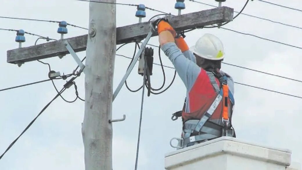 Соединение кабеля к линии лэп. Воздушные линии электропередач. Электрики на вышке. Технологическое присоединение электричества. Воруют электричество.