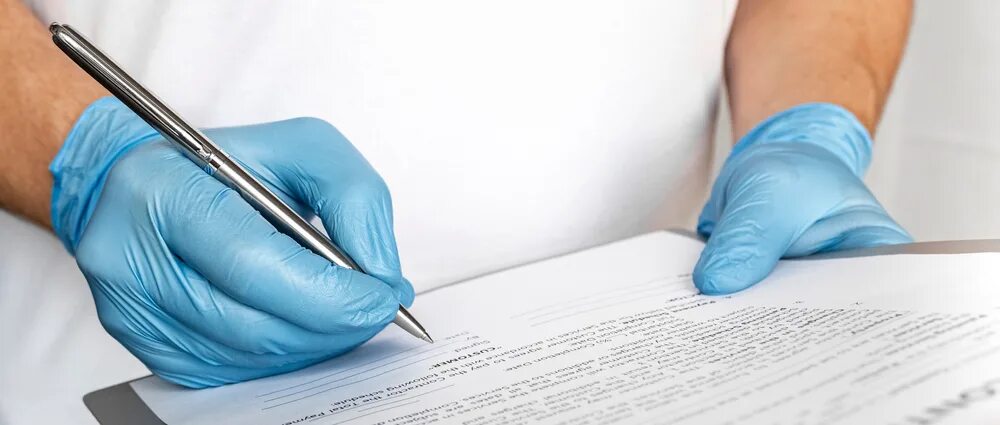 Создание медицинских документов. Создание медицинских документов. Создание медицинских документов. Учет лекарственных средств в отделении стационара. Врач с документами.