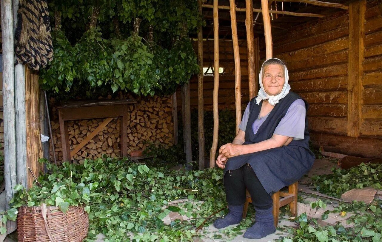 С мамой и бабушкой в бане. Деревенская бабушка. Бабушка в деревне. Бабка в деревне. Бабушка с травой.