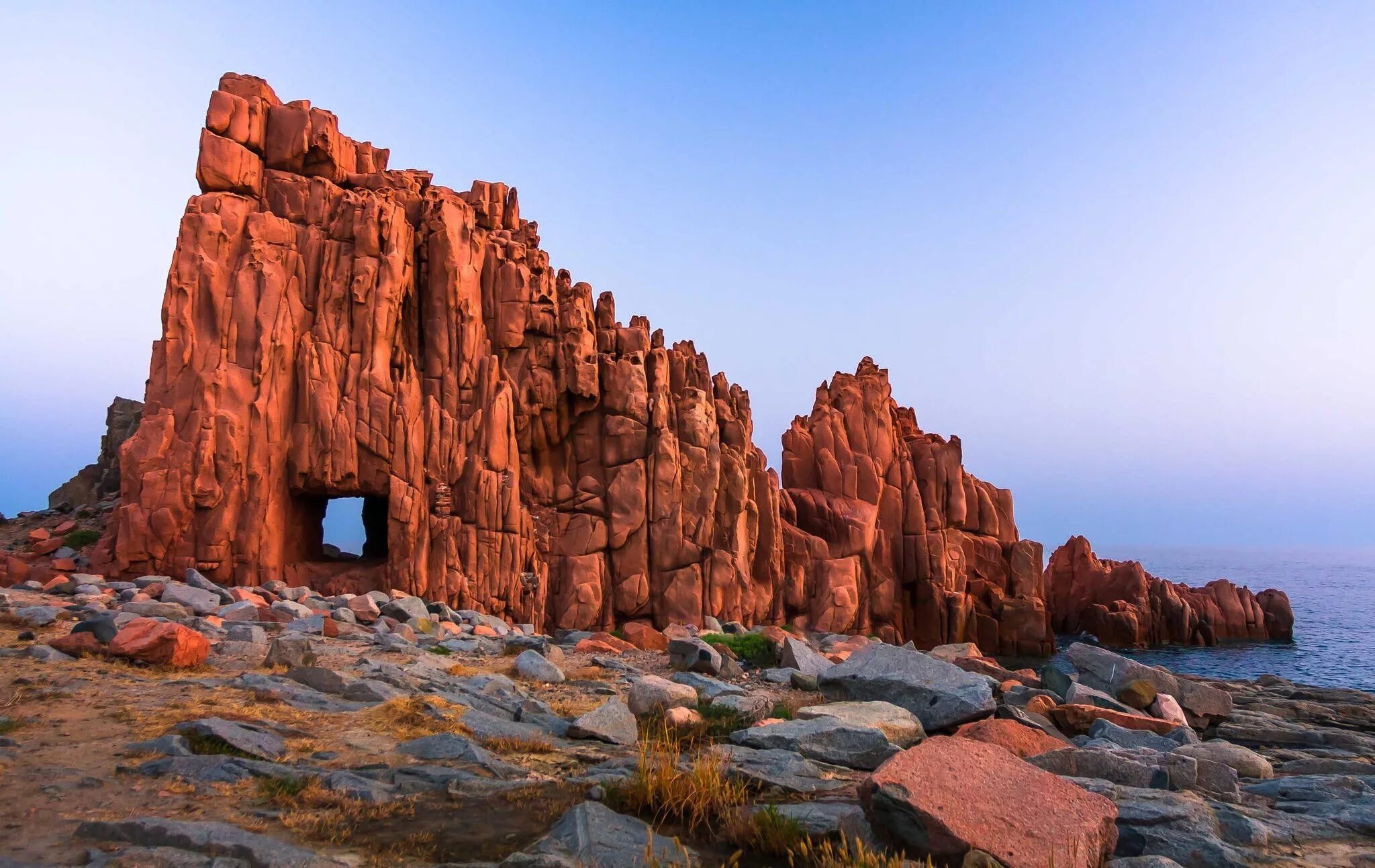 Песчаные скалы алтай. Краснокаменск каньон. Пейзаж горы карадаг. Цейское ущелье. Неприступные красноватые скалы.