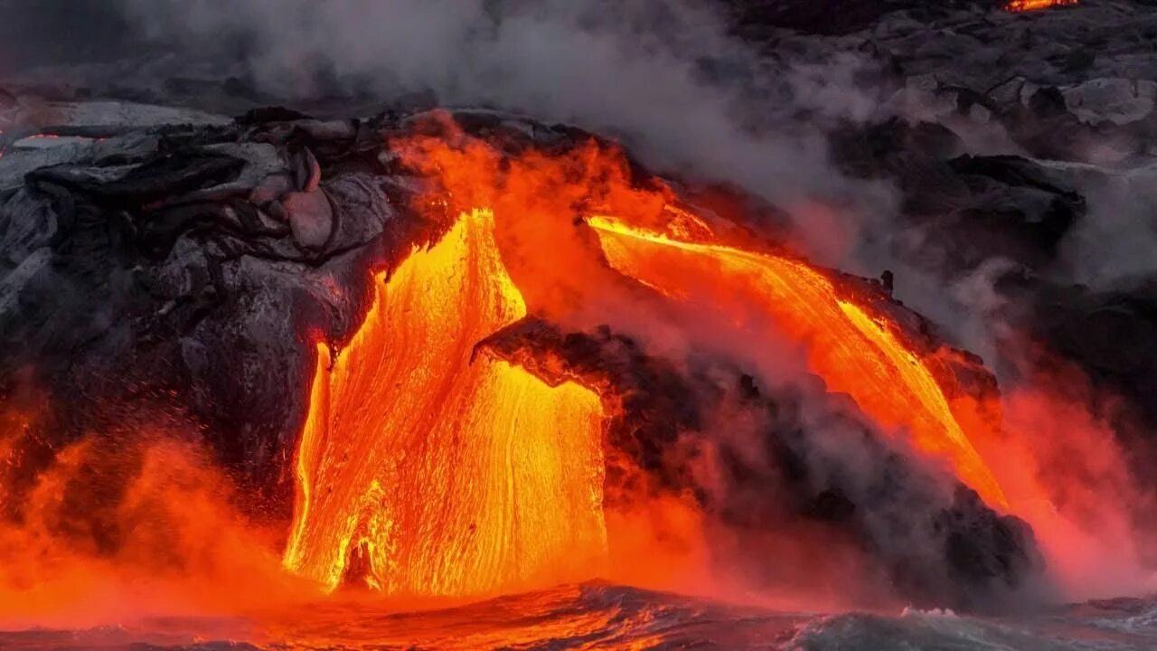 Лава туров. Hawai&#039;i volcanoes national park. гавайский тип извержения вулкана. вулкан мауна лоа лава стекает в океан. лавовые выбросы вулкана килауэа.