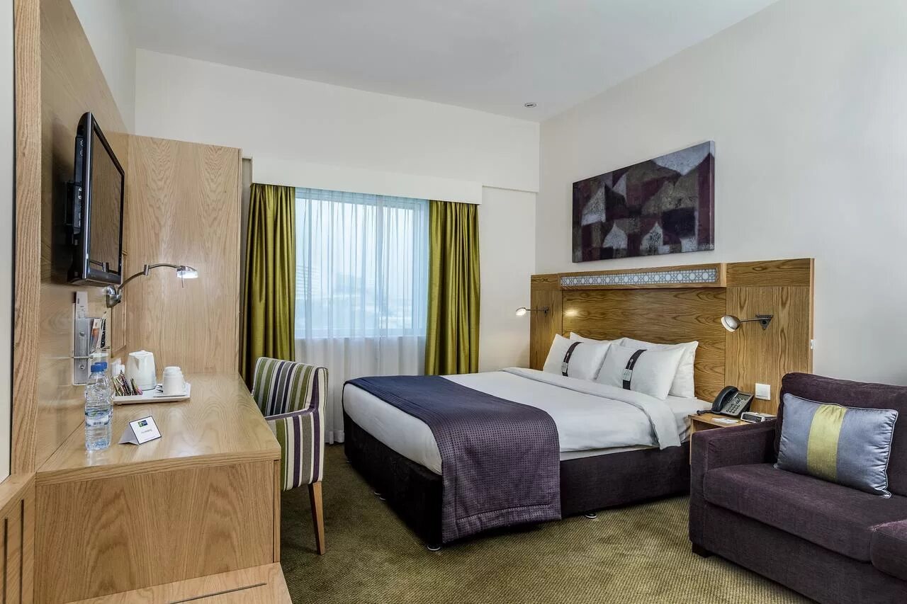 Дубай экспресс. Holiday Inn Express Dubai Airport 2*. Holiday Inn Дубай отель. Holiday Inn Express Safa Park 2* (Дубай, Даунтаун). Holiday Inn Express Dubai Jumeirah 2.