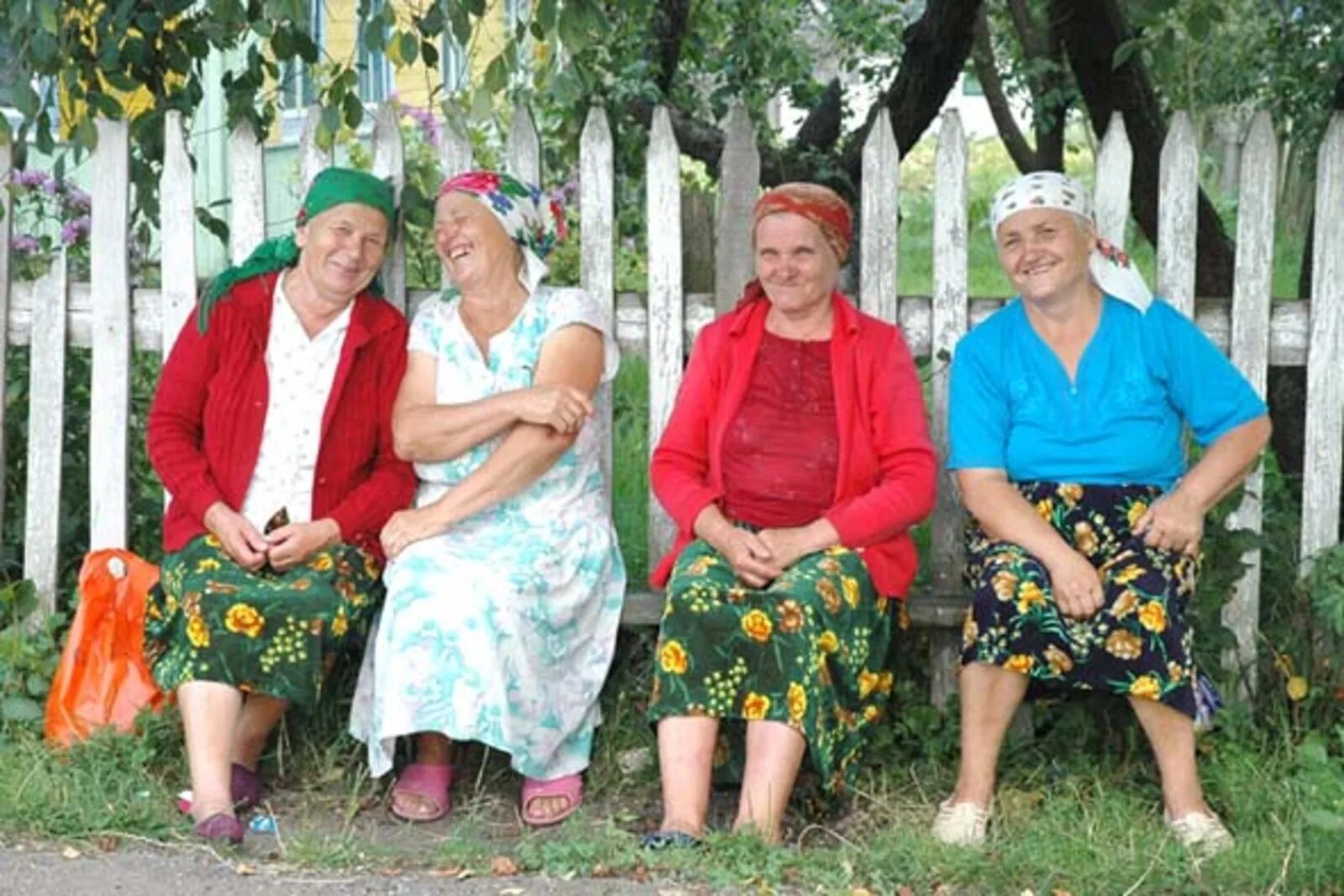 Соседская бабка. Бабушки на лавочке в деревне. Бабки на скамейке в деревне. Бабушки на скамейке в деревне. Сплетницы в деревне.